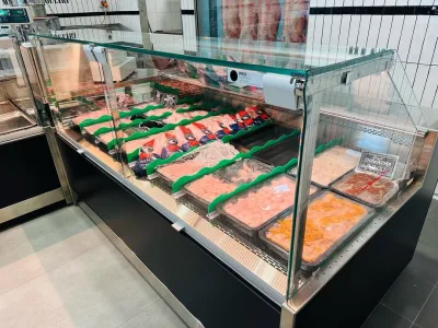 Detail of the refrigerated serve-over display cabinet